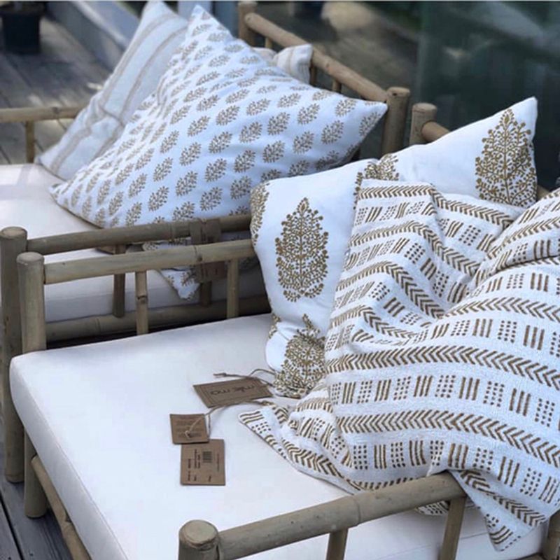 cushion cover plain w/gold piping